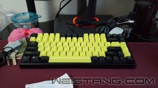 完成，这个键帽也是新买的，但是上面有一层类似胶的东西，很不爽，在等菜菜的彩色无刻。