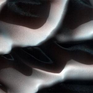 火星表面梦幻沙丘：阴影中隐藏白色和蓝色霜冻