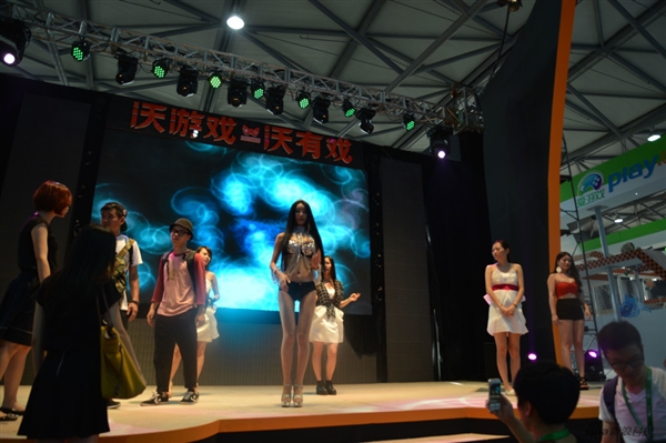 ChinaJoy̽ShowGirlǵ̨ǰĻ