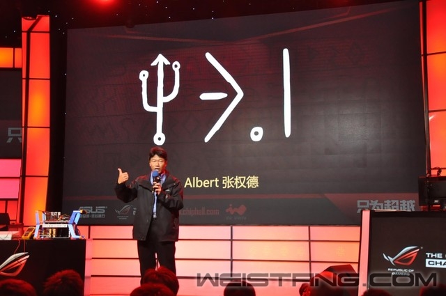 ��˶����ROG��ҹ���"�����"Բ����Ļ 