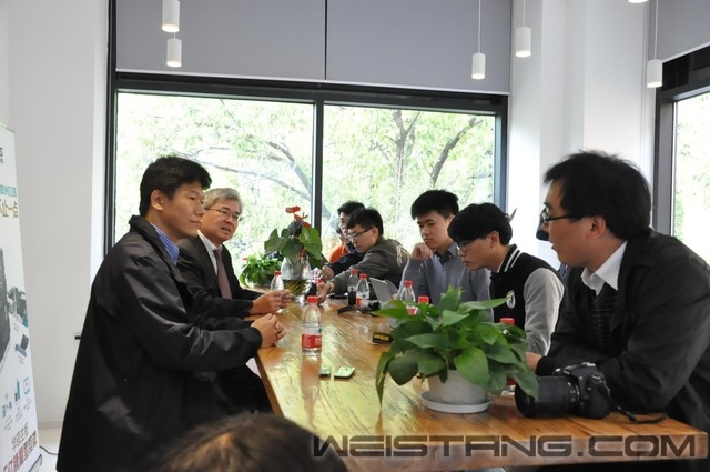 ��˶����ROG��ҹ���"�����"Բ����Ļ 