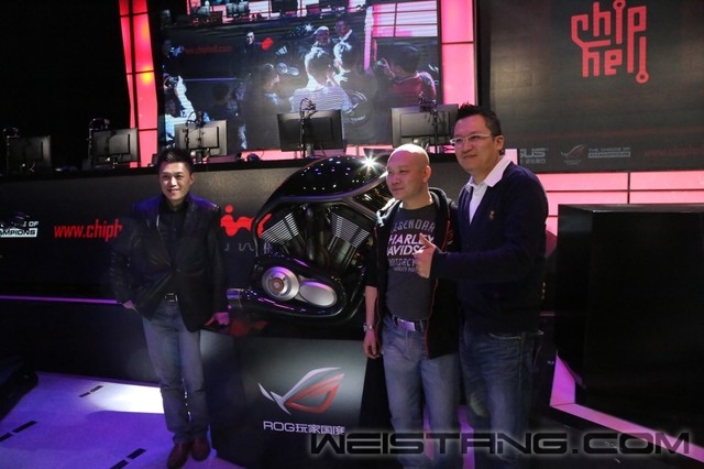 ��˶����ROG��ҹ���"�����"Բ����Ļ 