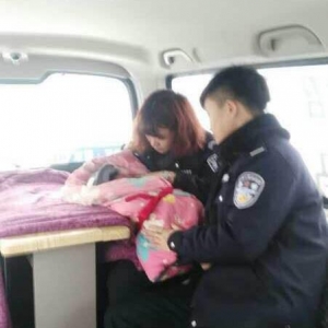 ����һ��Ӥ��ѩ�챻���������� ˭��ô���ģ�