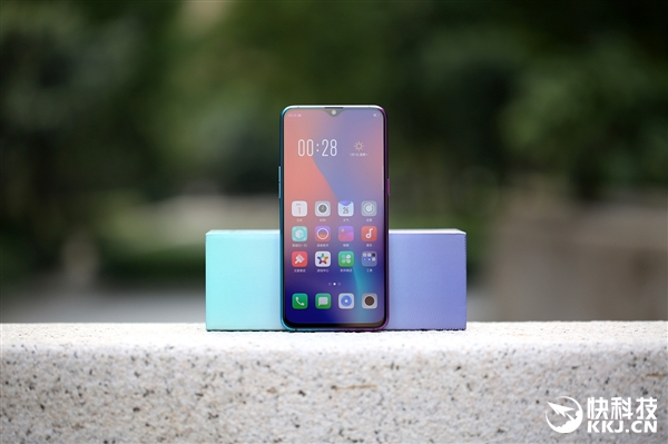 ����֮����OPPO R17���⽥��ɫ�濪��ͼ��