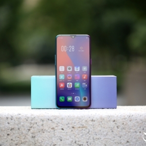 ����֮����OPPO R17���⽥��ɫ�濪��ͼ��