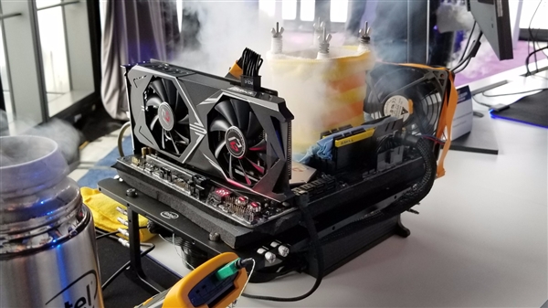 ǥ��ɢ�ȼӳ֣�Intel i9-9900KҺ����ȫ��6.9GHz��ɣ���Ƶ��˴�