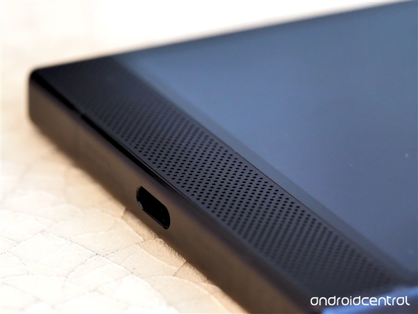 Razer Phone 2ͼ�ͣ�4000mAh��ؼӳ� 5500Ԫ