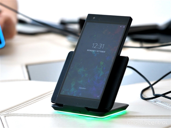 Razer Phone 2ͼ�ͣ�4000mAh��ؼӳ� 5500Ԫ
