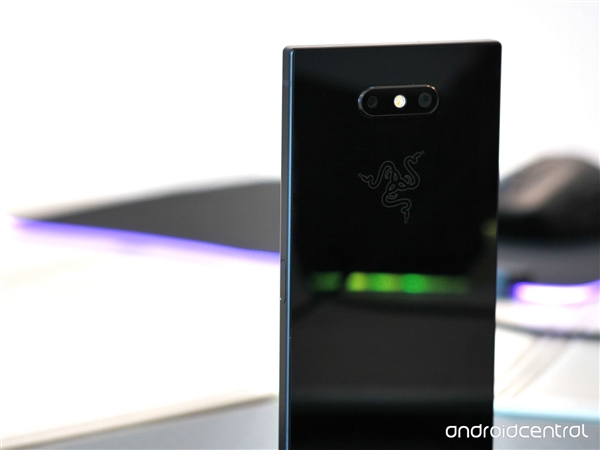 Razer Phone 2ͼ�ͣ�4000mAh��ؼӳ� 5500Ԫ