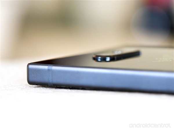 Razer Phone 2ͼ�ͣ�4000mAh��ؼӳ� 5500Ԫ