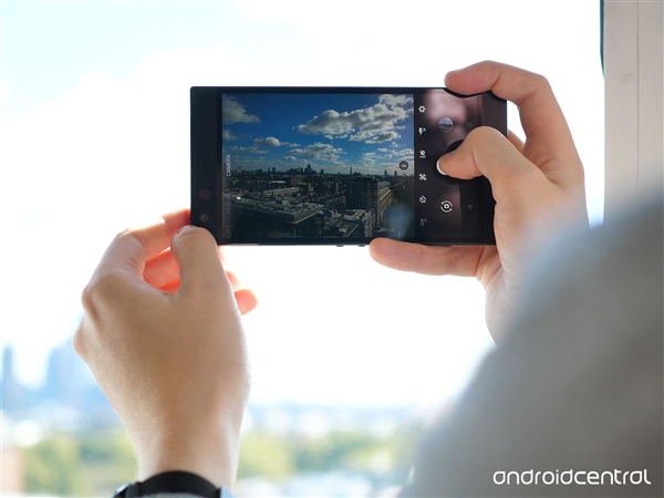 Razer Phone 2ͼ�ͣ�4000mAh��ؼӳ� 5500Ԫ