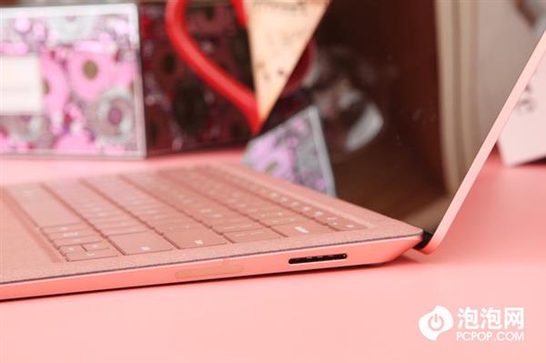 ����Ů������ �ҷ۽�ɫSurface Laptop 2�ʼǱ�����