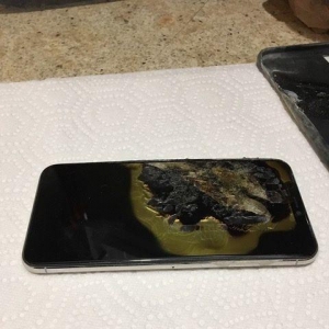 ��̨iPhone XS Max��ȼ��ƻ������˶Դ�