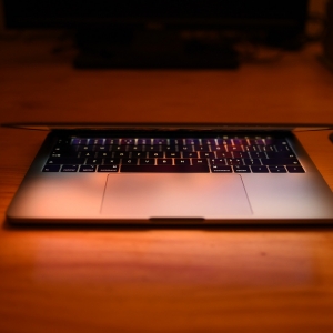 ���Եȵ��ˣ�MacBook Pro��������Face ID