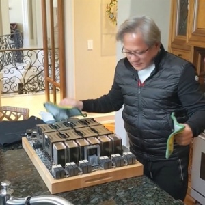 NVIDIA CEO����ѫ��չʾ��������Կ���