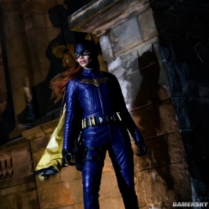DC电影《蝙蝠女》宣布杀青 导演晒出与女主合照